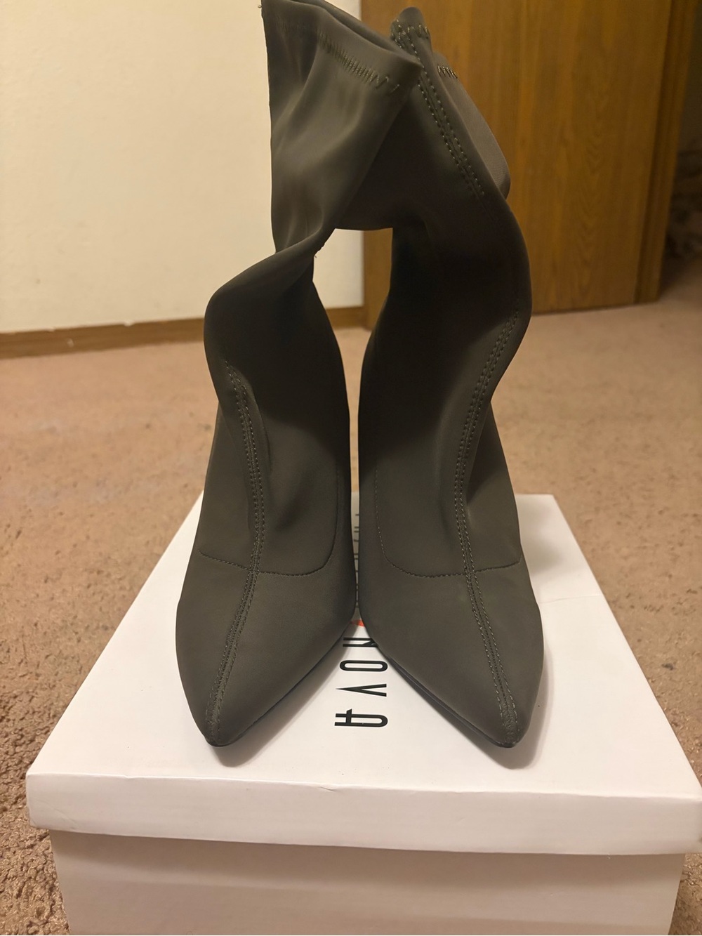 Pointed Toe Stretch-Heel Boots in Olive